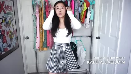 Азиатская девушка примеряет одежду онлайн