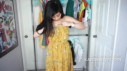 Азиатская девушка примеряет одежду онлайн