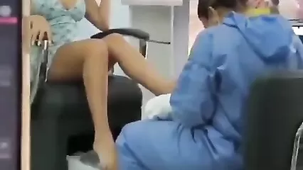 Возбужденная клиентка педикюрного салона начала мастурбироваться прямо во время сеанса