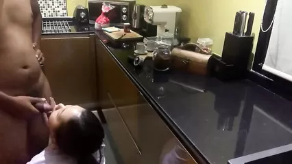 Пара ебется на кухне в классическом порно видео